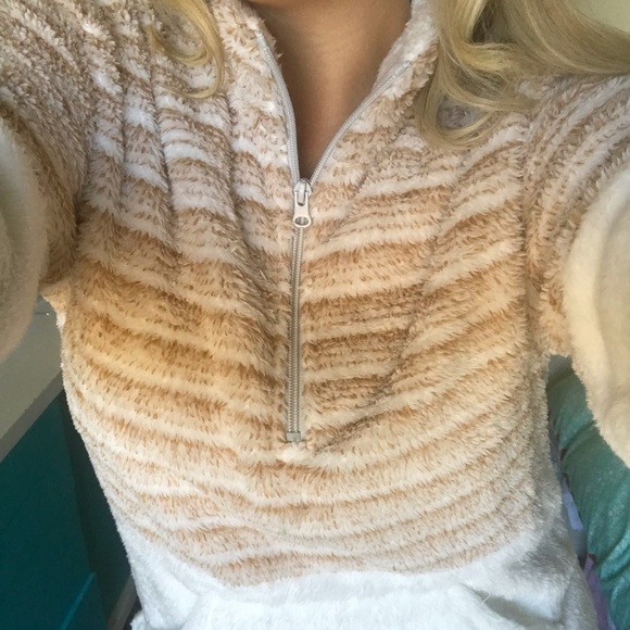 Last one ! Soft fuzzy pullover - Picture 3 of 4